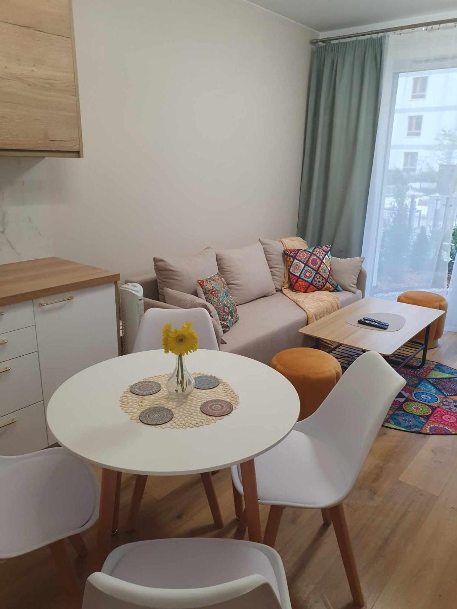 Leilighet Colorful Apartament 2 Pokojowy Z Malym Ogrodkiem W Warszawie